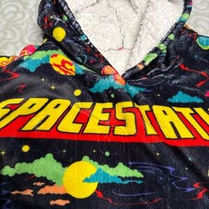 Unisex Adult Oversized Wearable /‎ Sherpa-Lined Hoodie Space-station